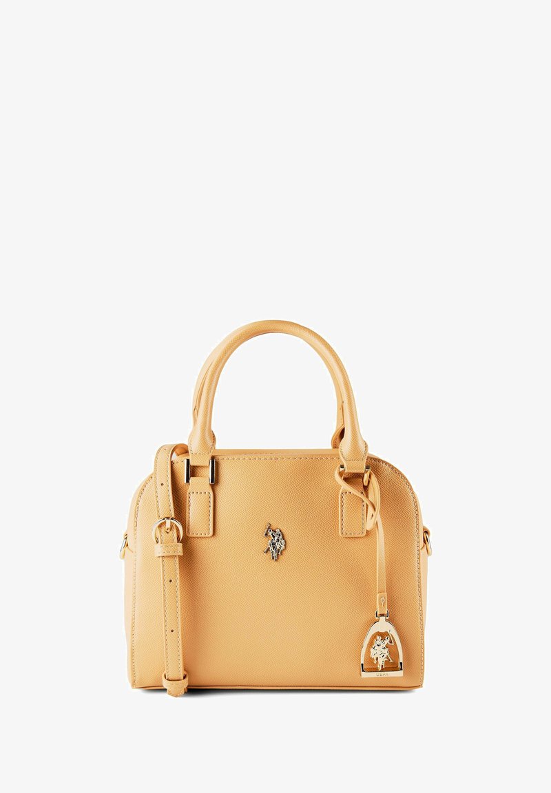 Sac à main en cuir grainé marron clair avec poignées supérieures, bandoulière réglable et logo cavalier argenté ainsi que un pendentif sur le devant.