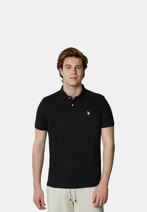 Polo shirt nera con colletto classico, maniche corte e un piccolo logo ricamato sul lato sinistro del petto. Materiale misto cotone.