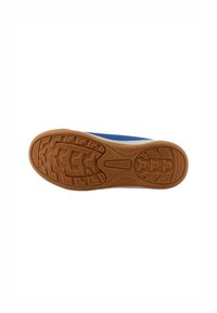 Baskets de sport bleues avec une semelle en caoutchouc texturé, présentant un motif de bande de roulement et des accents marron. Le matériau supérieur est synthétique avec des détails de rembourrage.