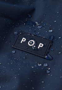 Marine waterdicht materiaal met een gestructureerd label waarop "P.O.P" in het wit staat, met waterdruppels over het oppervlak die de vochtbestendigheid benadrukken.