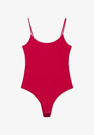 Czerwony bezrękawnik z cienkimi ramiączkami spaghetti i zapięciami na zatrzaski w kroku, przedstawiony na białym tle.