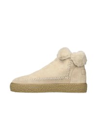 Botas de tobillo de ante beige con acentos esponjosos, detalles cosidos y suela de goma texturizada. Diseño simple y minimalista con un ajuste cómodo.