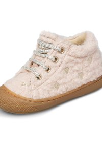 Baskets moelleuses rose clair avec de petits motifs de cœurs en or, des lacets argentés, un intérieur rembourré et des semelles en caoutchouc pour une meilleure adhérence.