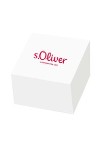Weißer rechteckiger Karton mit einer glatten Oberfläche und einem leicht abgeschrägten Deckel. Mit rotem Drucktext: "s.Oliver FASHION FOR LIFE."