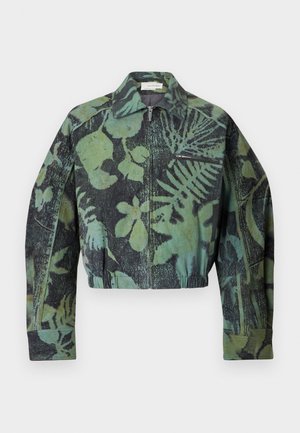Grøn og sort cropped jakke med blad- og bregnemønster, lynlås foran, lynlåslomme på brystet og elastisk linning.