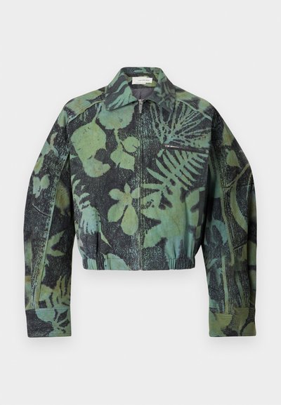 Πράσινο και μαύρο cropped μπουφάν με σχέδιο φύλλων και φτέρης, φερμουάρ μπροστά, τσέπη στο στήθος με φερμουάρ και ελαστική μέση.