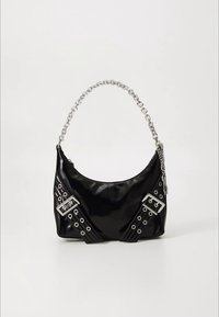 Melns lakādas somiņa ar izliekta veida formu, kas rotāta ar sudraba ķēdīšu akcentiem un dekoratīvām siksnām ar acuļiem abās pusēs.