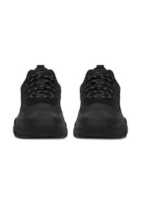 Mustad spordijalatsid tekstuurse materjaliga, mustade ja hallide paeltega, polsterdatud kaelusega ning mustrilise kummist tallaga.