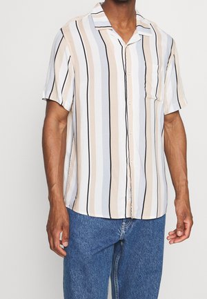Camicia a maniche corte con colletto a righe beige, bianche e blu scuro. Presenta una tasca sul petto e un tessuto leggero con una consistenza liscia.