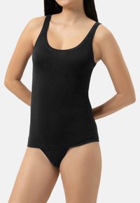 Svart tanktop i slät tyg, med rundad halsringning och tjocka axelremmar, matchad med en svart stringtrosa.