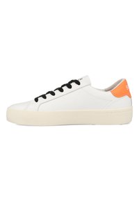 Sneaker in pelle bianca con lacci neri e suola bassa color crema. Presenta un accento arancione sul tallone e elementi di design minimalisti.