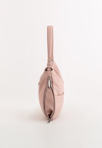 Rund pink lædertaske med en tekstureret overflade, top-håndtag og sølv lynlåsdetalje langs siden for nem adgang.