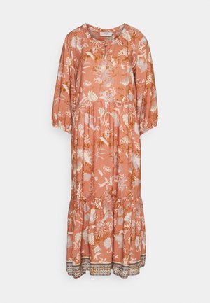 Robe midi orange rouille avec imprimé floral blanc et brun clair, manches 3/4, taille froncée, col boutonné et ourlet à motif.