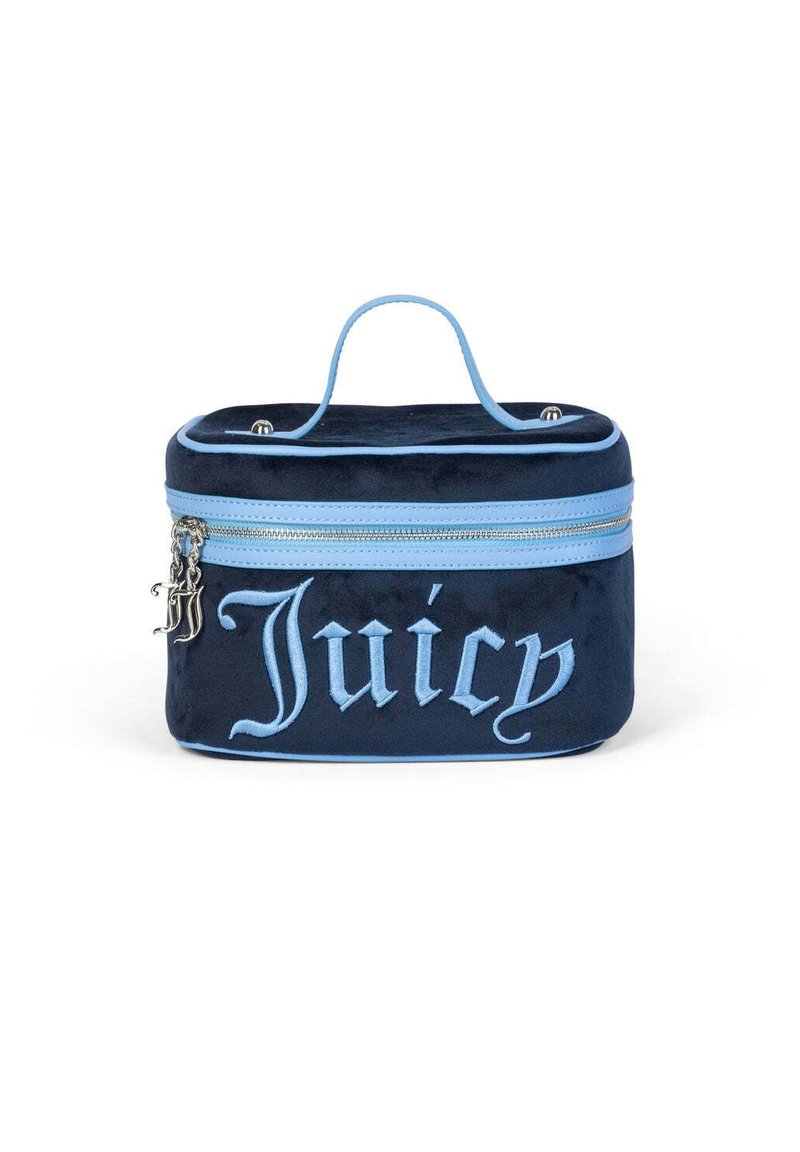 Trousse de maquillage en velours marine avec des accents bleu clair, dotée d'une fermeture éclair, d'une poignée supérieure et d'un logo "Juicy" embossé à l'avant.