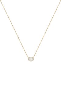 Guld kædetrøje med en oval hvid sten vedhæng, glat overflade, minimalistisk design og justerbar længde.