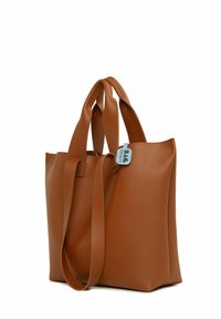 Sac fourre-tout en cuir brun avec une finition texturée. Comprend deux longues poignées et une étiquette bleue attachée à une poignée. Forme rectangulaire.
