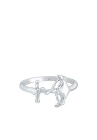 Sølvring med kædetræk, geometrisk form og korsdetaljer, med en poleret finish og mærket "925" for sterlingsølv.