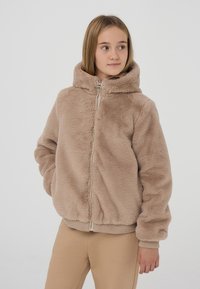 Felpa con zip in pelliccia sintetica color sabbia, dotata di un grande cappuccio morbido e polsini a coste. Presenta una zip frontale e tasche laterali per una maggiore funzionalità.