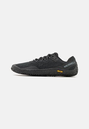 Czarne, lekkie buty z teksturowaną siateczkową cholewką, niskoprofilowym designem oraz wytrzymałą gumową podeszwą z wyraźnym logo Vibram.