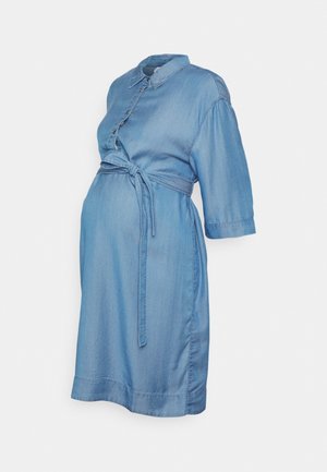 Sukienka koszulowa z dżinsu, z wiązanym w pasie krojem, krótkimi rękawami, z przodu na guziki i w jasnoniebieskim kolorze. Gładka tekstura z prostym krojem.