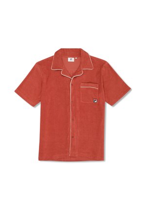 Koszula w kolorze terakoty z krótkim rękawem, białą lamówką, zapięciem na guziki z przodu, kołnierzem typu camp oraz kieszenią na piersi z małą naszywką z logo.