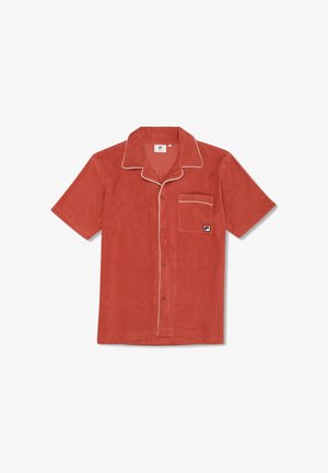 Chemise terracotta à manches courtes avec passepoil blanc, boutonnage sur le devant, col de style camp, et poche poitrine ornée d'un petit écusson logo.