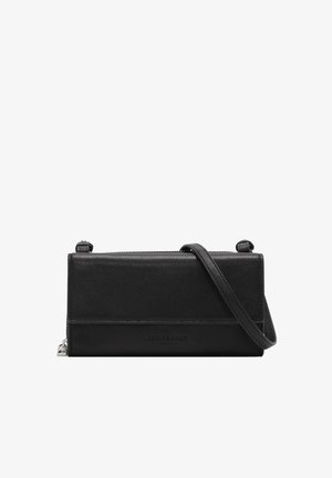 Schwarze rechteckige Umhängetasche aus Leder mit verstellbarem Riemen und silbernem Reißverschluss, prägendes Logo auf der Vorderklappe.