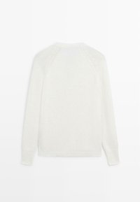 Hvid langærmet strikket sweater med rund hals, ribstrikkede manchetter og kant, vist bagfra på en hvid baggrund.