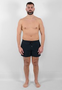 Pantaloni da nuoto neri con vita regolabile tramite cordino e piccolo logo laterale, realizzati in materiale leggero, caratterizzati da un semplice design in tinta unita.