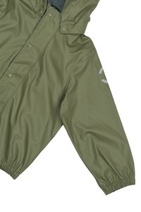 Olivgrüne Jacke mit einer glatten, wasserabweisenden Oberfläche, elastischen Bündchen und einer Kapuze. Verfügt über Druckknopfverschlüsse und ein Logo-Acccent auf dem Ärmel.