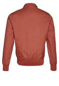 Veste bomber couleur rouille avec un léger brillant, des poignets et une taille côtelés, un col classique et une texture de tissu lisse.