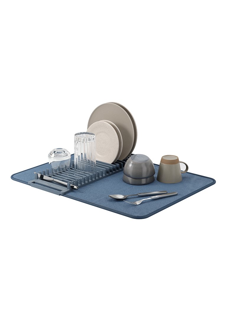 Abtropfmatte in Marineblau mit grauen Tellern, Gläsern und Tassen. Enthält einen grauen Ständer und silbernes Besteck, das ordentlich auf der Matte angeordnet ist.