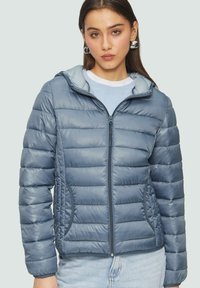 Gepolsterte blaue Jacke mit Reißverschluss vorne, Kapuze und Seitentaschen. Merkmale sind die horizontale Steppstruktur und der glatte, glänzende Stofffinish.
