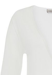 Suéter blanco de manga larga de punto con un diseño de escote en V. Textura suave y sutiles detalles acanalados a lo largo del cuello y las mangas.
