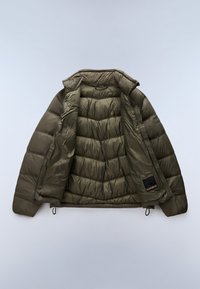 Pufferjack in olijfgroen, met een gladde, glanzende textuur. Heeft een horizontaal gestikt patroon, een capuchon en een verstelbare trekkoord aan de onderkant.