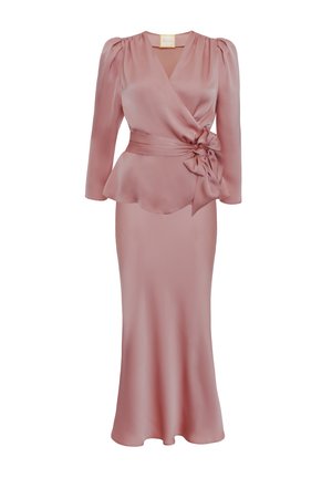 Pudrowo-różowa satynowa sukienka kopertowa z długimi bufkami na rękawach, dekoltem w serek, talią z baskinką oraz dużą kokardą po boku, spódnica sięgająca do podłogi.