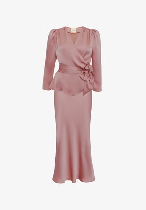 Pudrowo-różowa satynowa sukienka kopertowa z długimi bufkami na rękawach, dekoltem w serek, talią z baskinką oraz dużą kokardą po boku, spódnica sięgająca do podłogi.