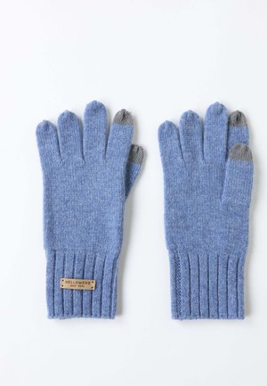 Ein Paar hellblaue Strickhandschuhe mit grauen Fingerspitzen am Daumen und Zeigefinger, gerippten Bündchen und einem kleinen braunen "Bellemere New York"-Etikett.