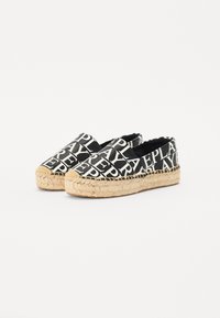Espadrillas in bianco e nero con un audace motivo testuale, tomaia in tessuto, suola intermedia in juta intrecciata e design con retro chiuso.