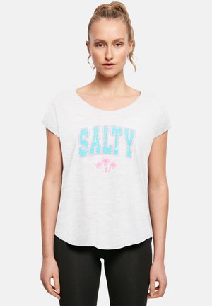 Weißes, lässig geschnittenes T-Shirt mit kurzen Ärmeln, das auf der Vorderseite "SALTY" in türkis und pink mit Akzenten von Palmen zeigt.
