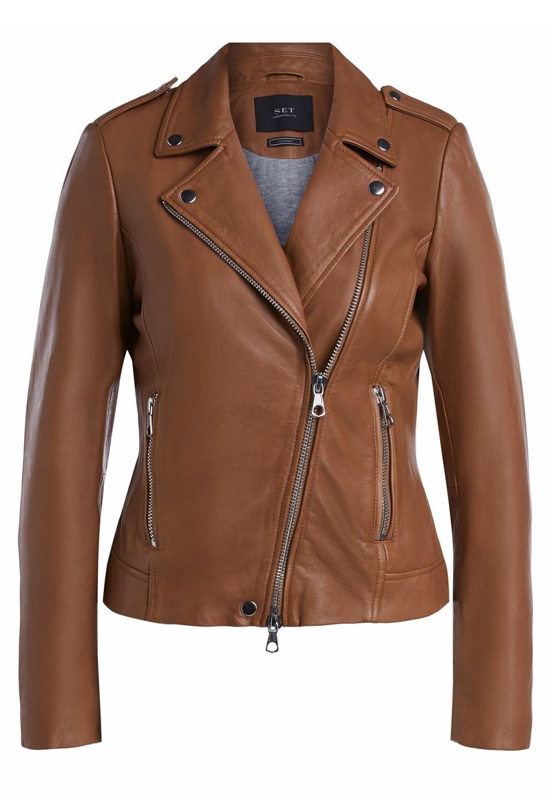 Veste de motard en cuir marron avec fermeture éclair argentée asymétrique, col à revers, boutons-pression et deux poches latérales zippées.