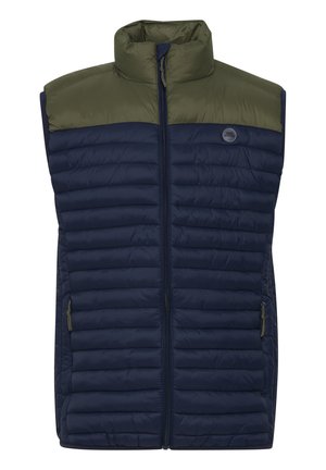 Tamno plavi pufasti prsluk s maslinasto zelenim visokim ovratnikom, punim rajsferšlusom i dva bočna džepa sa rajsferšlusom; ima vertikalnu kviltanu teksturu.