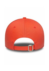 Roter Hut mit gebogenem Schirm, verstellbarem Riemen hinten und gestickten Luftlöchern zur Belüftung. Der Stoff wirkt glatt und strukturiert.