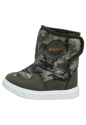 Botte d'hiver pour enfants avec motif camouflage, dotée d'une tige en textile rembourré, d'une semelle en caoutchouc, et d'un patch rond avec le logo "kinetix" et le mot "WINTER".