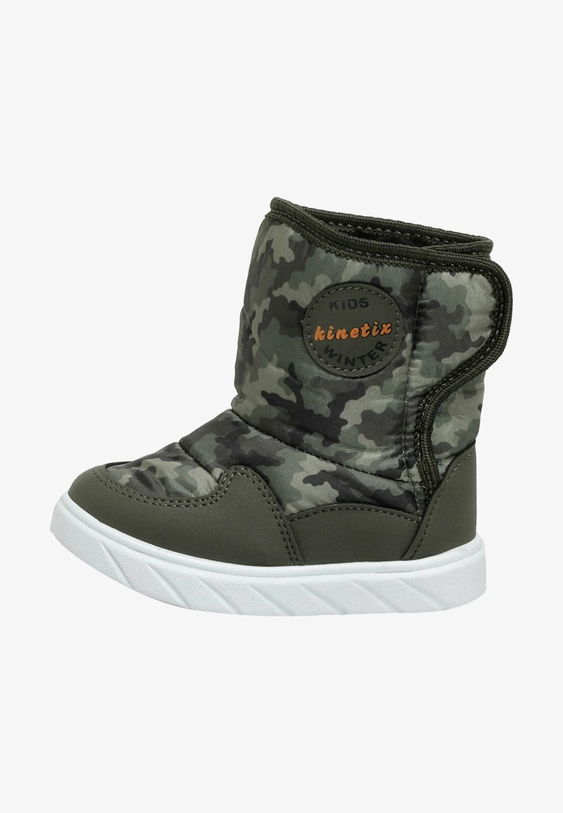 Botte d'hiver pour enfants avec motif camouflage, dotée d'une tige en textile rembourré, d'une semelle en caoutchouc, et d'un patch rond avec le logo "kinetix" et le mot "WINTER".