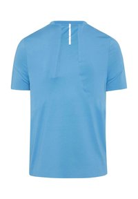 Mėlyna trumpomis rankovėmis marškinėlė, pagaminta iš lygios medžiagos. Turi skylę gale ir vertikalų etiketę ant kaklo. Paprastas ir šiuolaikiškas dizainas.