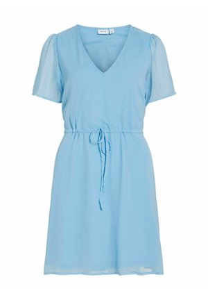 Šviesiai mėlyna trumpomis rankovėmis suknelė su V formos iškirpte, prigludusiu liemeniu su surišimu ir šiek tiek plačiu sijonu, pagaminta iš lengvos medžiagos.