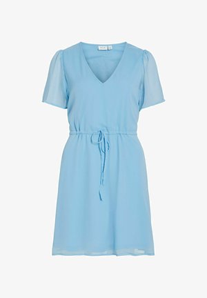 Svijetloplava haljina kratkih rukava s V-izrezom, strukiranog struka sa vezicom i blago proširenim suknjom od lagane tkanine.