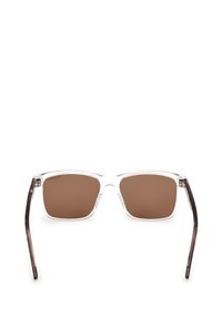 Läpinäkyvät suorakulmaiset aurinkolasit ruskeilla sävyillä, joissa on ruskeat kilpikonnakuviolliset sarvet ja tyylikäs muotoilu.