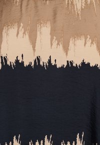 Mönstrad tyg med abstrakta ränder i beige, ljusbrun och marinblå. Slät textur med en lätt glans och varierade färggraderingar.